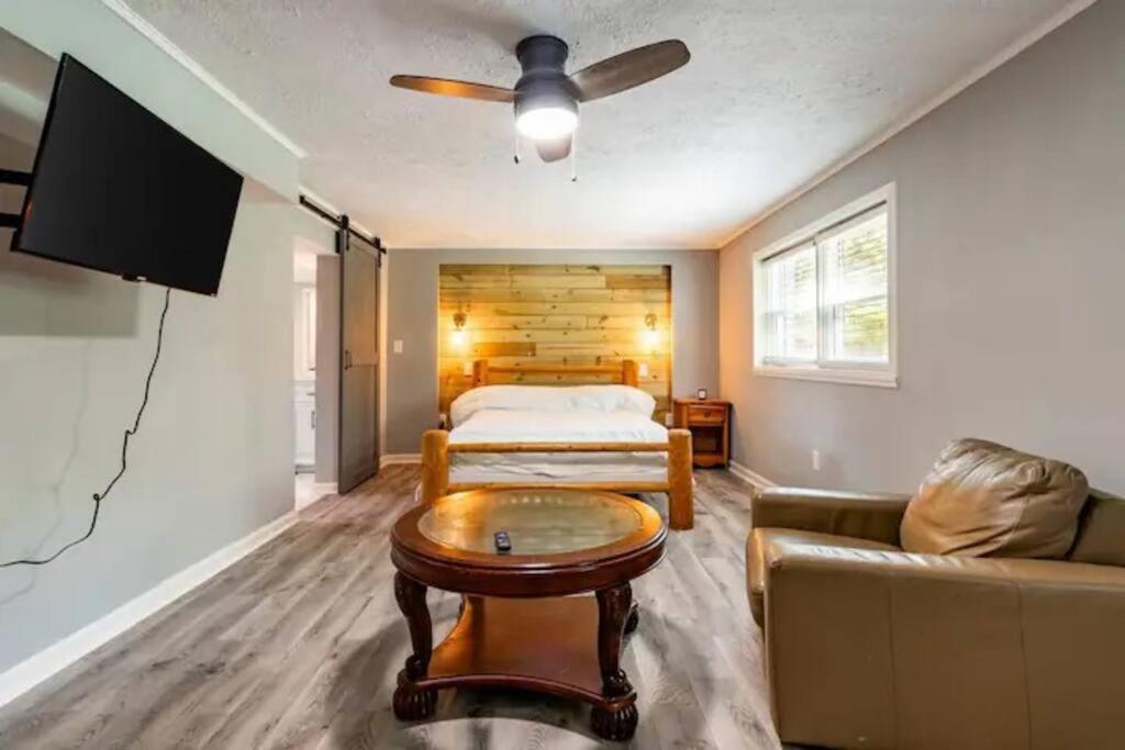Spacious 4br By Airport & Shops! *