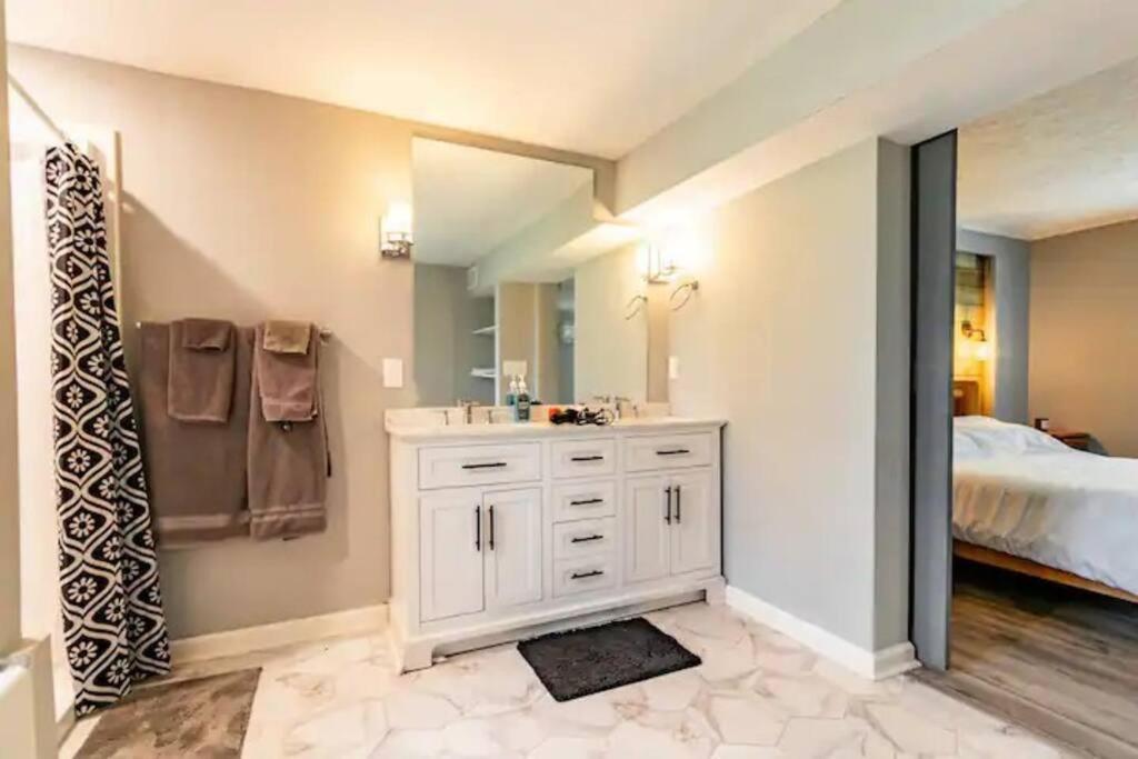 Spacious 4br By Airport & Shops!