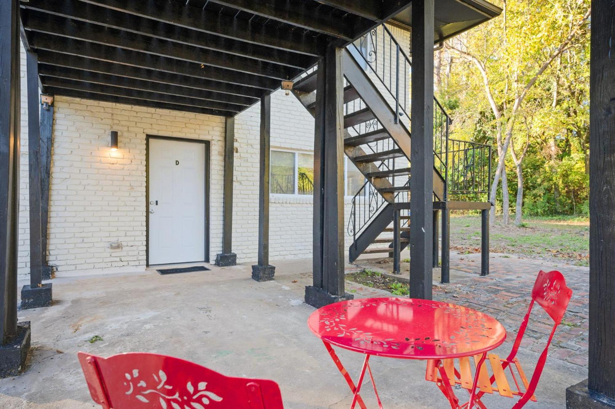 Quiet & Quaint Apartment, 5 Mins To Airport And 15 Mins To Downtown Apartment *