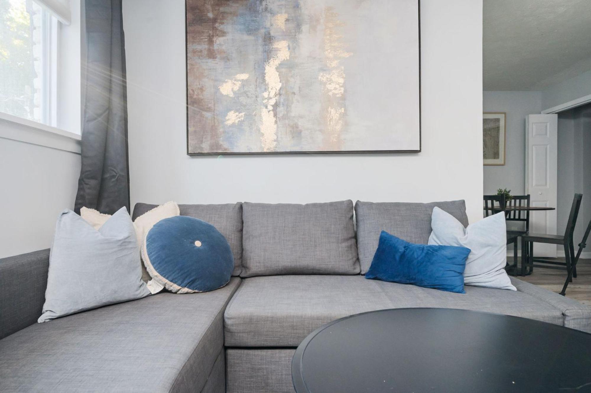 Quiet & Quaint Apartment, 5 Mins To Airport And 15 Mins To Downtown *