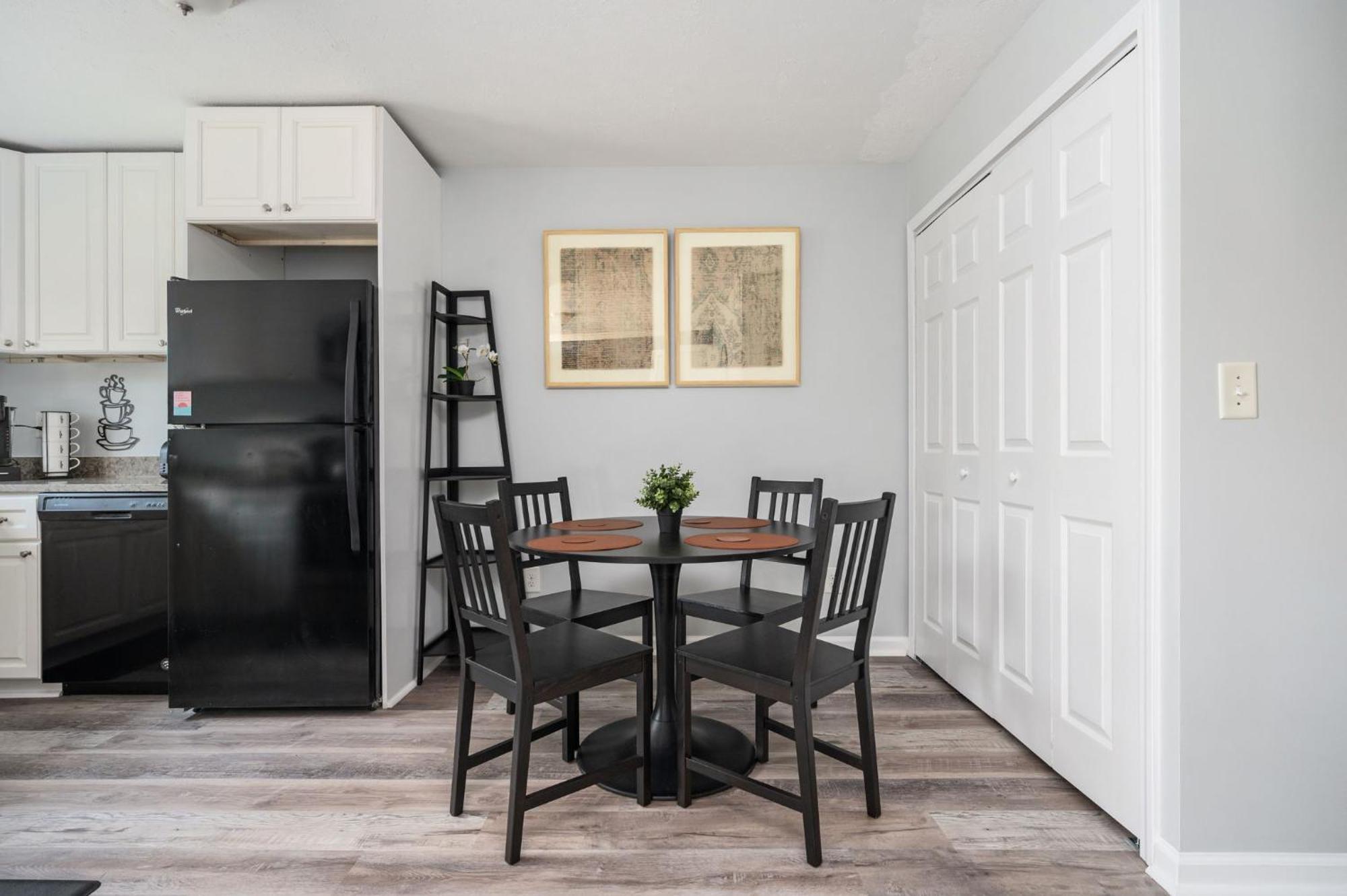 Quiet & Quaint Apartment, 5 Mins To Airport And 15 Mins To Downtown *