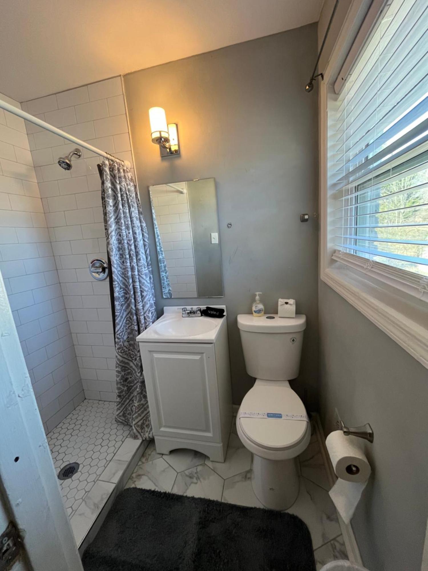 Spacious 4br By Airport & Shops! Holiday home *