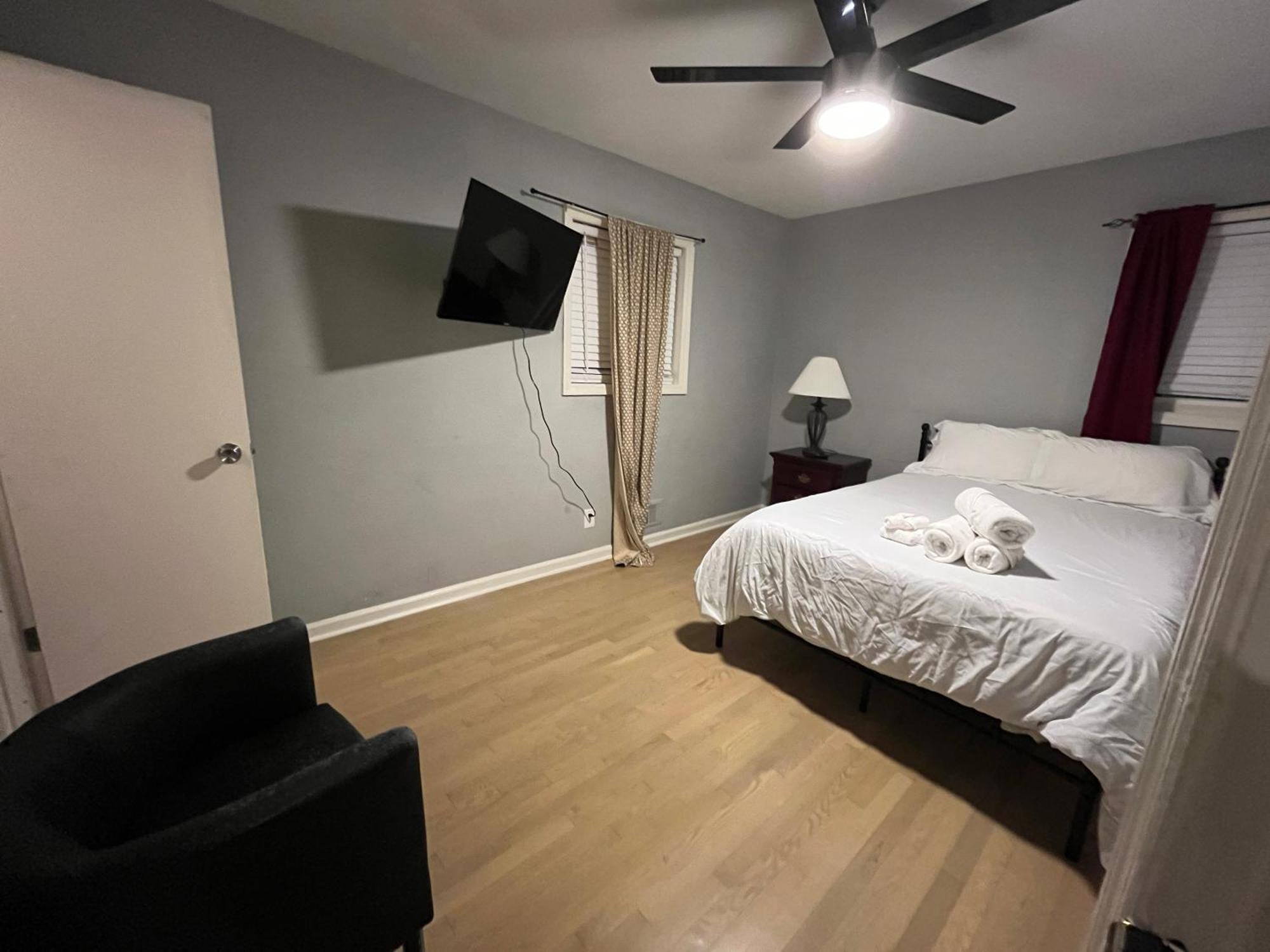 Spacious 4br By Airport & Shops!