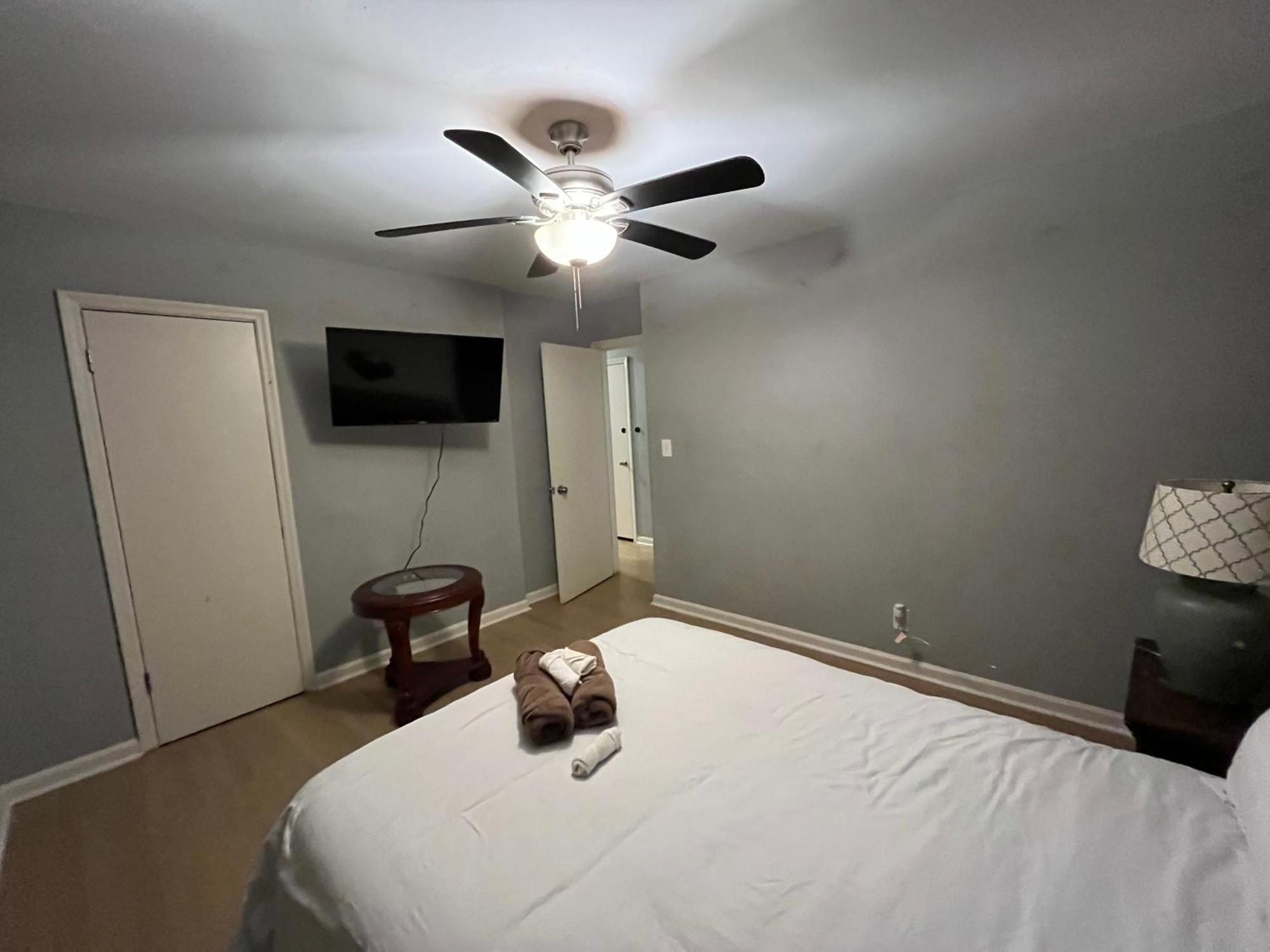 Holiday home Spacious 4br By Airport & Shops!