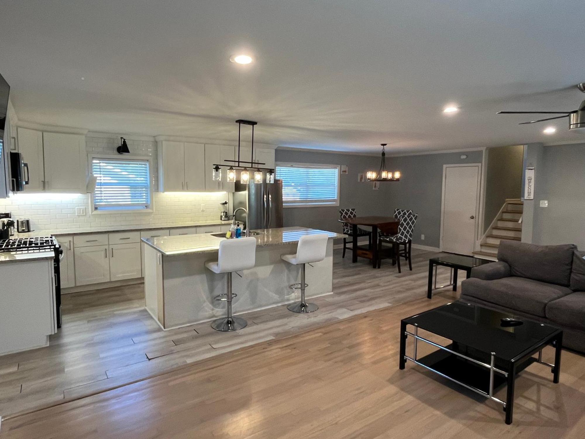 Holiday home Spacious 4br By Airport & Shops! *