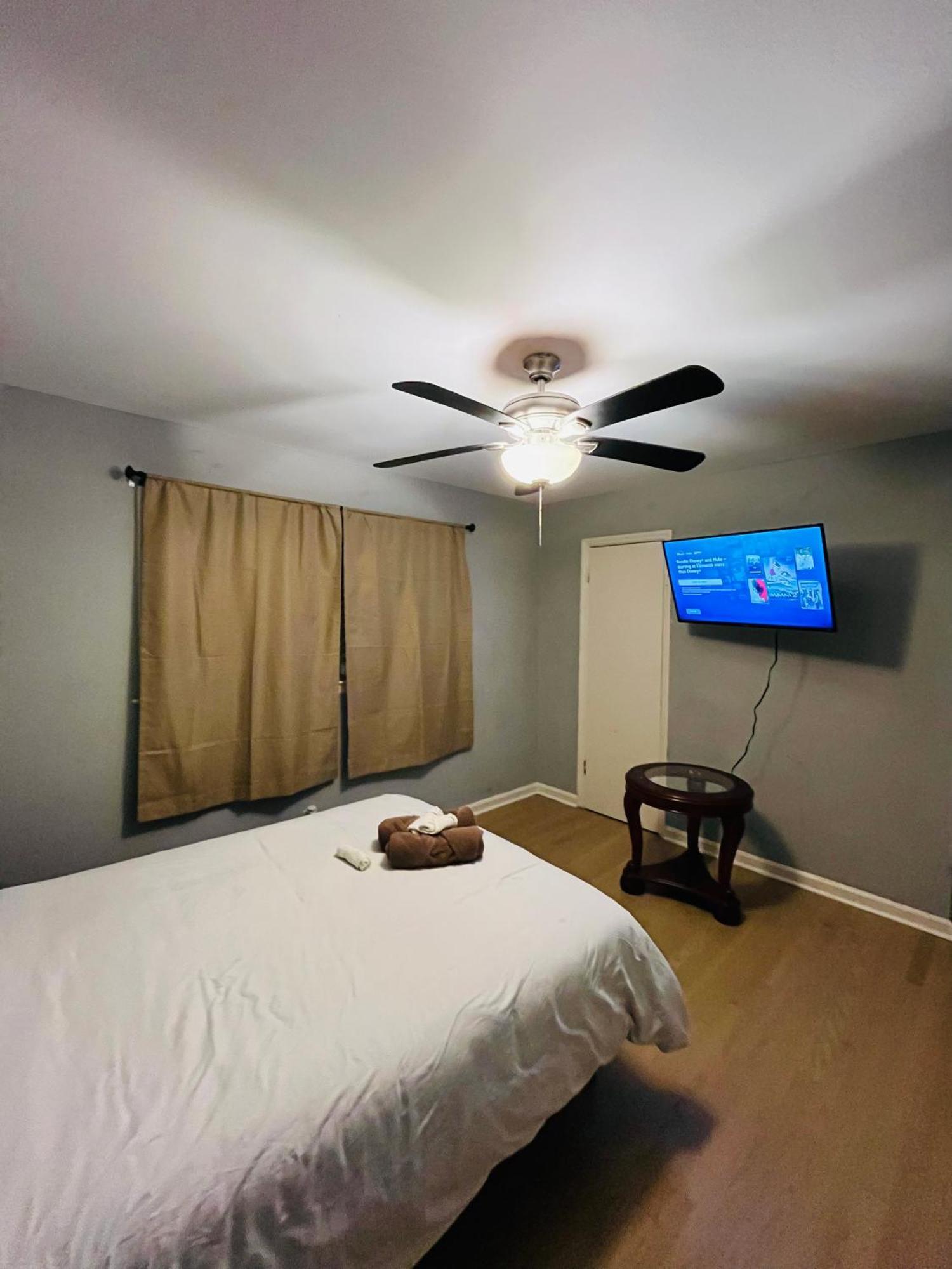 Spacious 4br By Airport & Shops! Holiday home