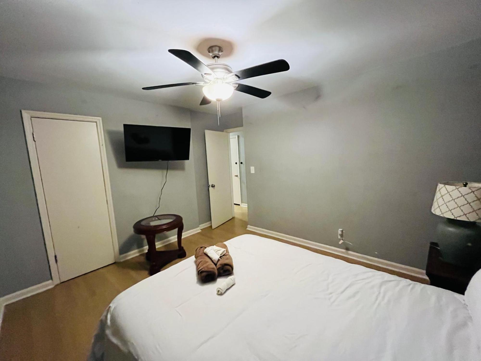 Spacious 4br By Airport & Shops!