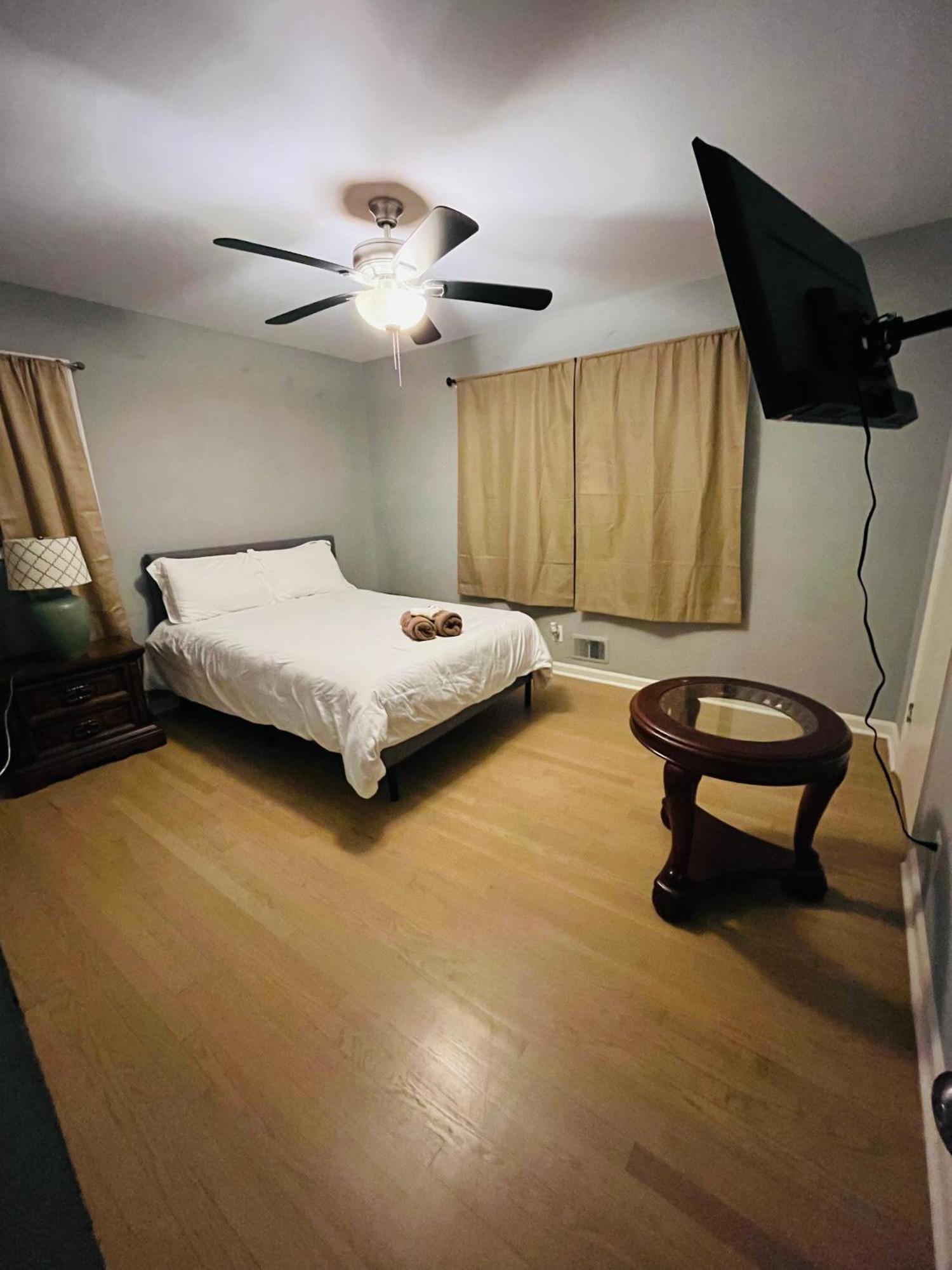 Spacious 4br By Airport & Shops! *